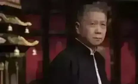 一次，马未都到欧洲参加拍卖会，无意间在古董店发现一个头盔，发现老板并不识货后，马