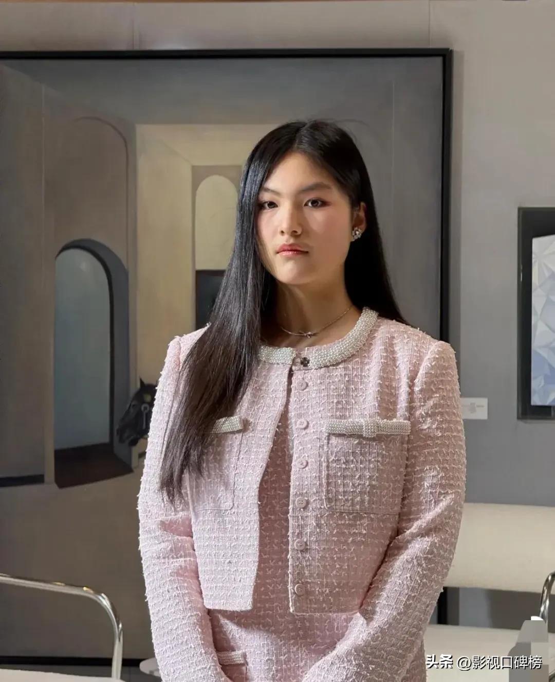 李湘带着女儿提车，王诗龄穿搭名媛范，好像有小胡子