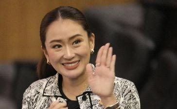 #佩通坦被停职##泰国总理停职#泰国总理佩通坦被暂停职务，这一事件备受关注。通话