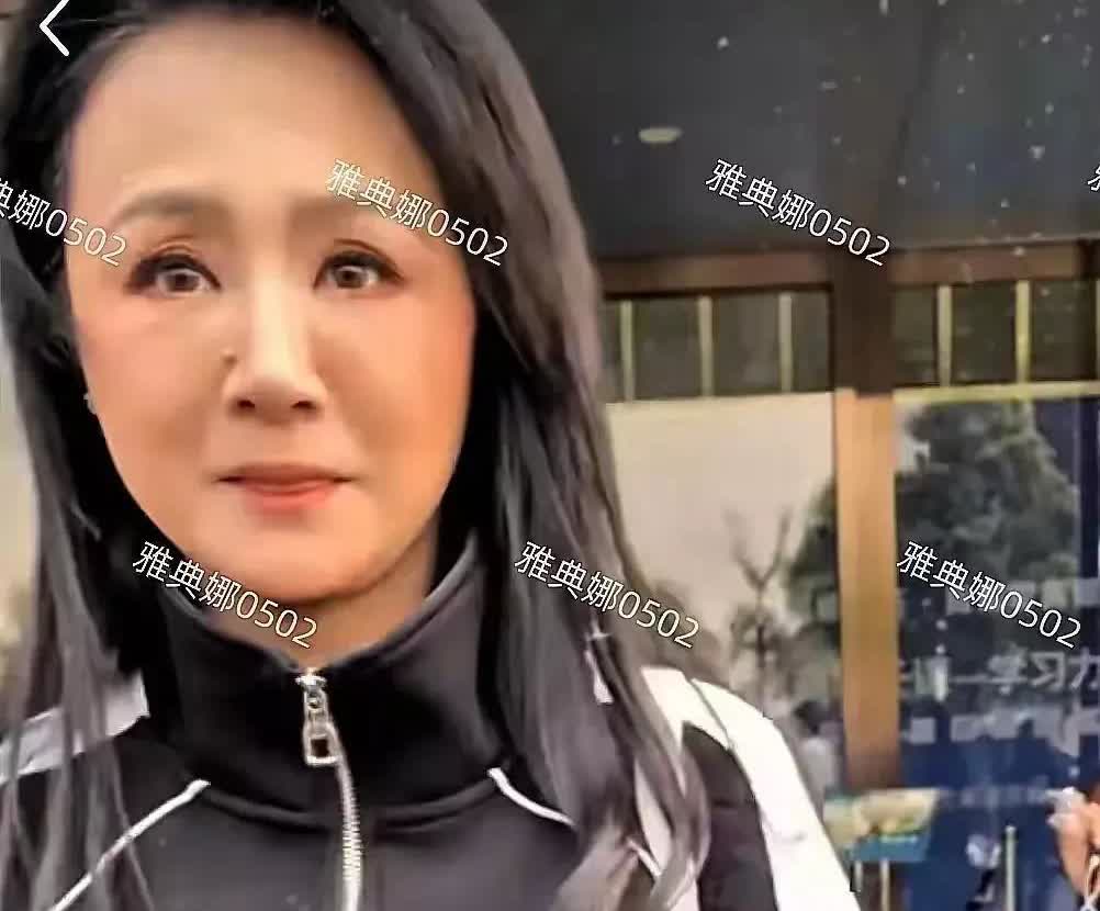 万万没想到曾经美丽动人的主持人曹颖现在老成这样，这才51岁而已，苍老的速度有点让