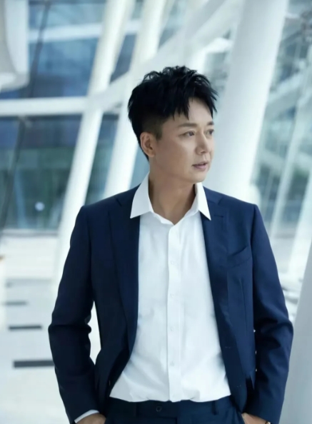 1997年，27岁的刘奕君和女朋友奉子成婚，结婚后，刘奕君的演艺事业发展平平，一