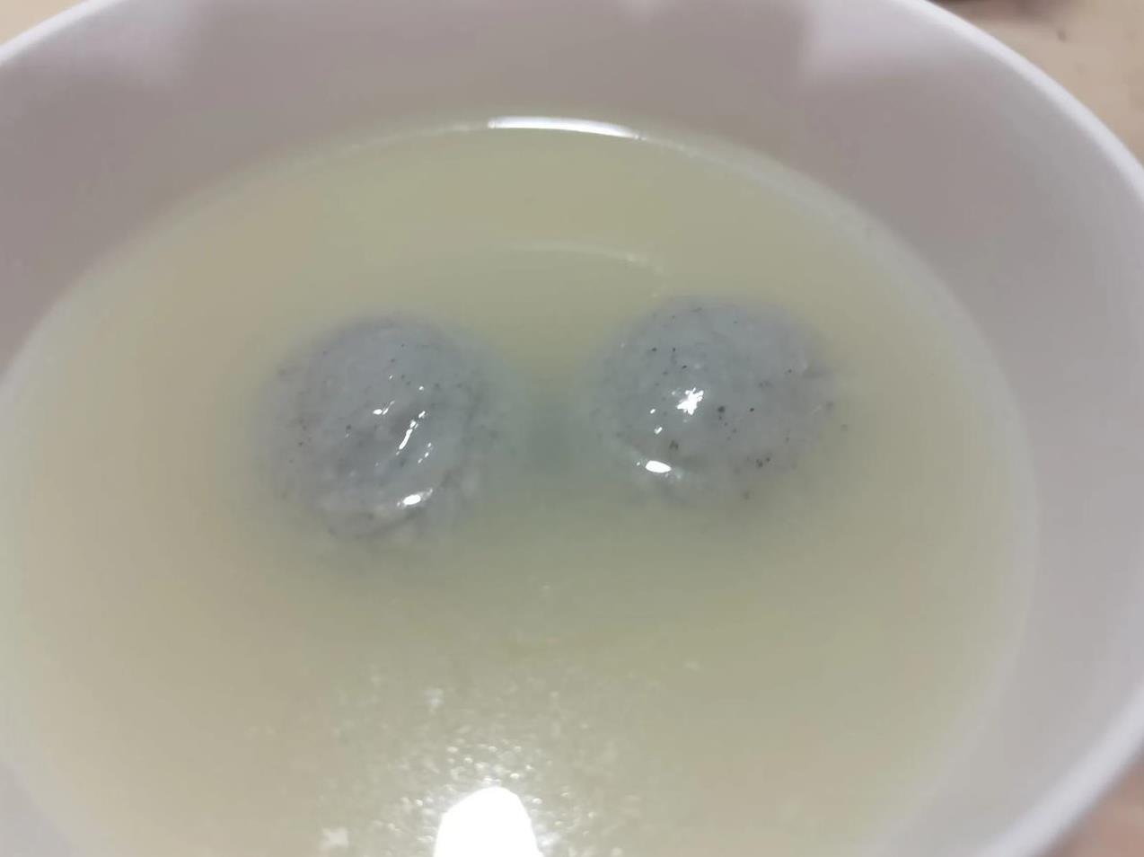 小区门口超市搞活动，三全黑米汤圆买一送一，六元两袋儿，买的人很多，还有两个月到期