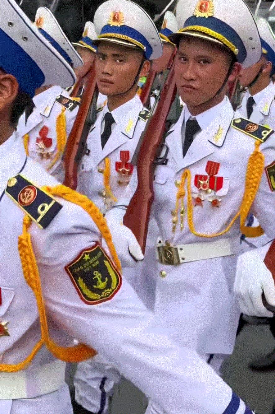 越南的仪仗队一直模仿东大的精髓，
以为照葫芦画瓢就能学会，
没想到每次展示却总让