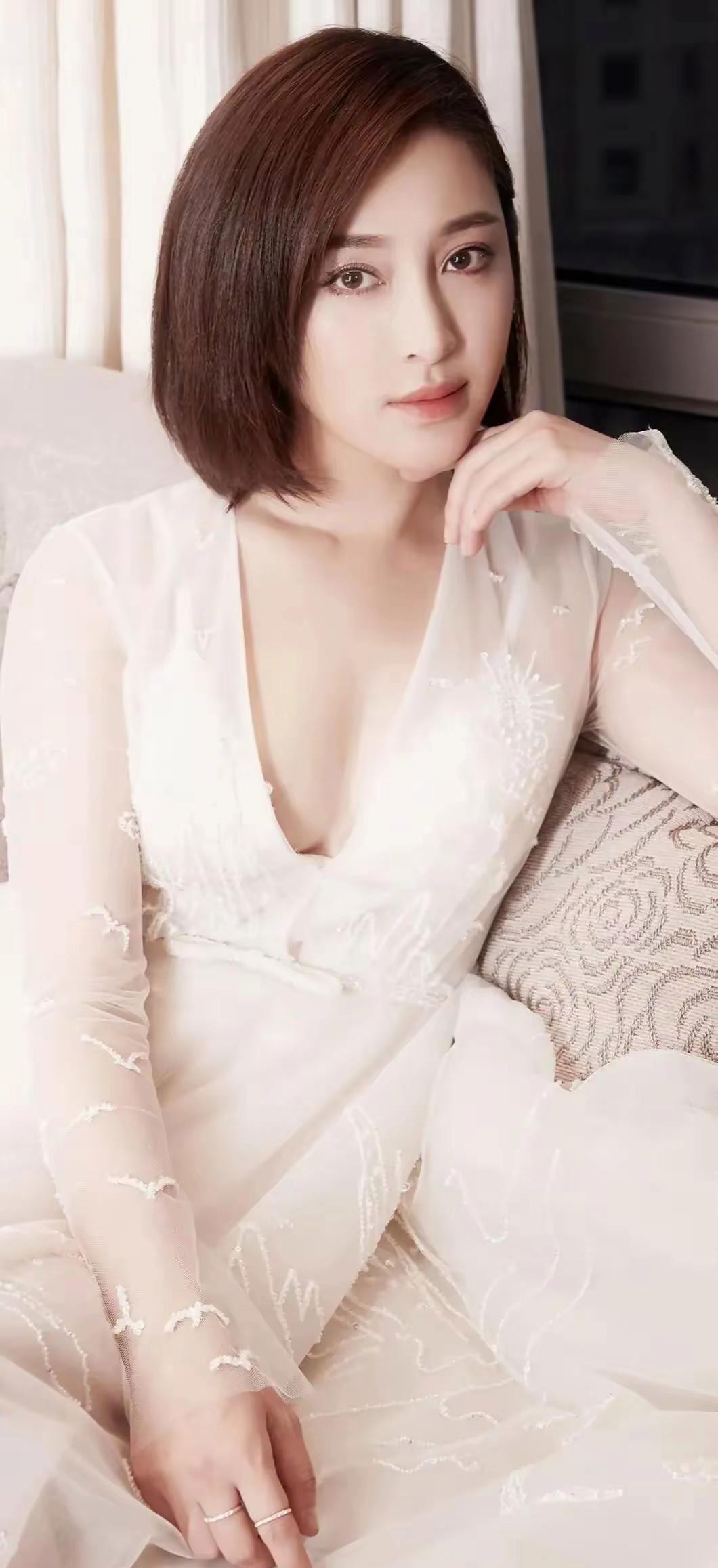 甘婷婷这些年低调得让人心疼，明明有颜值有演技，却总在娱乐圈边缘徘徊。记得她在《水