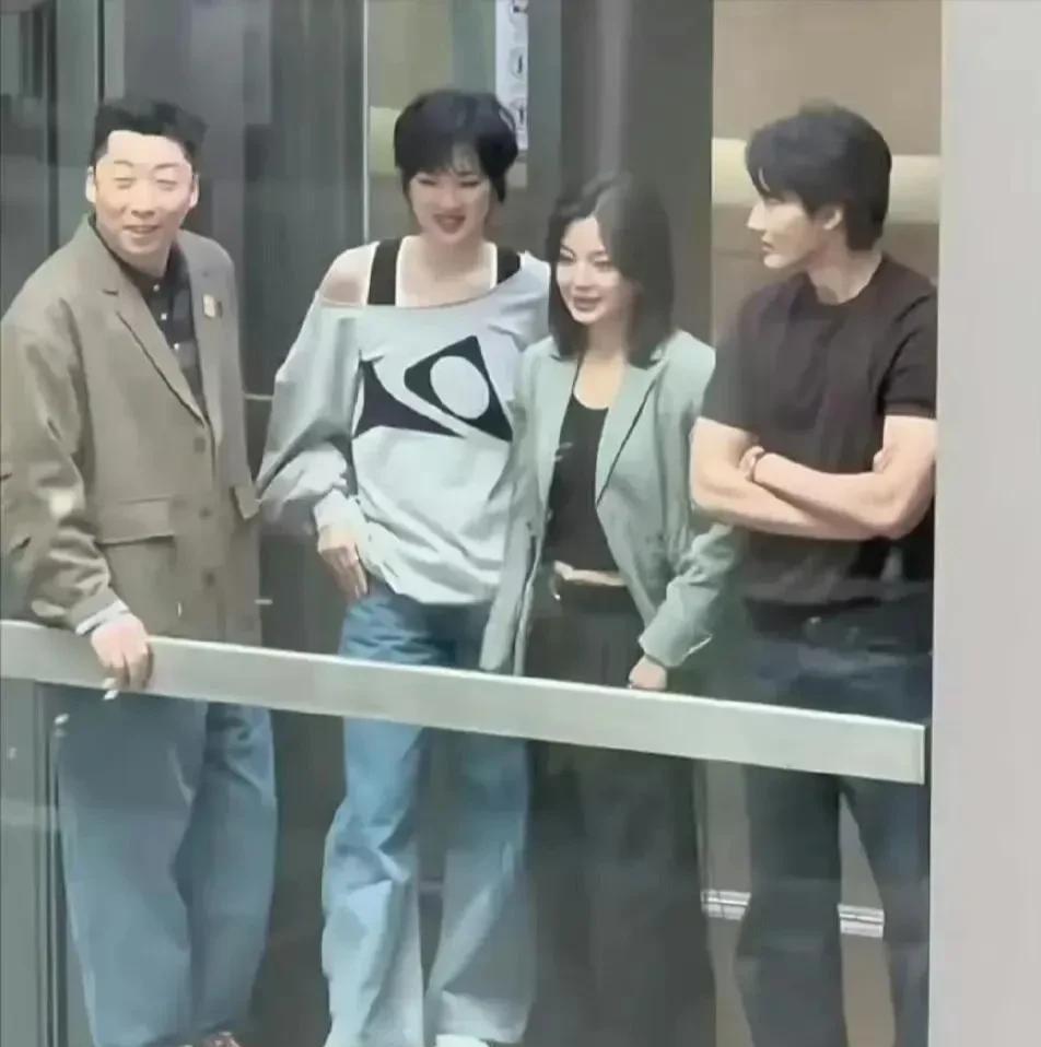 实在搞不懂华为二公主姚安娜，都那么高了，还要穿一双厚底鞋。