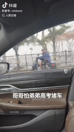 “泪目了！”江西九江，一女子雨中开车送小儿子参加高考，途中发现大儿子骑着电动车紧