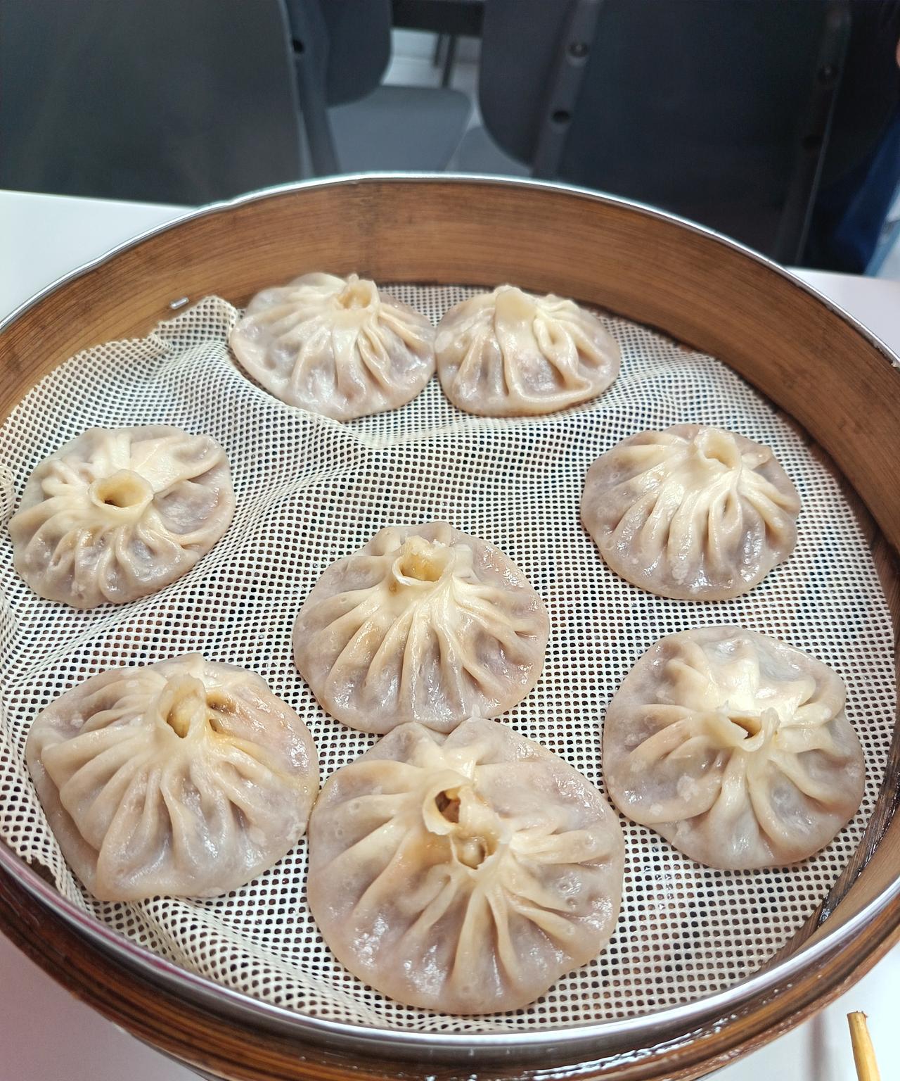 在外面吃饭确实有点贵。
一笼灌汤包，8个，10元。
一碗小米南瓜粥，2元。
但不