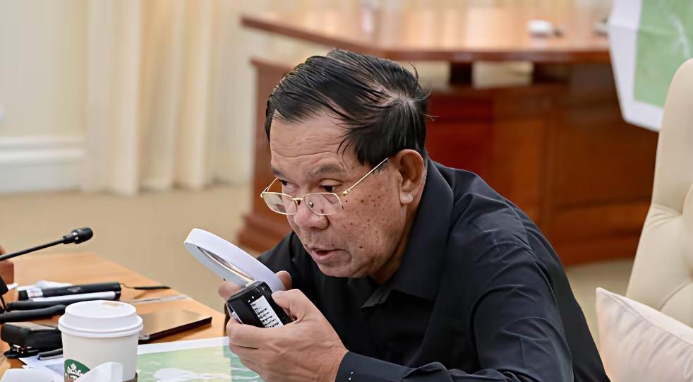 泰国和柬埔寨之间的边界争端是一直存在很久的问题，始终没得到解决，在洪森任首相的时
