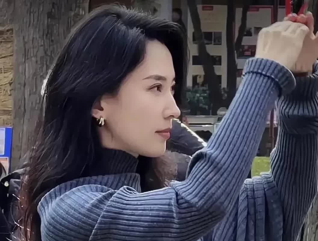 我觉得汪峰还是爱着章子怡的
因为宁静问他既然喜欢孩子，还会不会再生几个，他回答