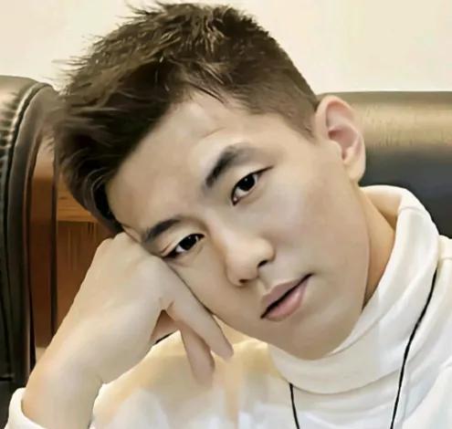 给”网红”三郭拍个名
郭德纲、郭艾伦、郭敬明。
说以上三人是网红有点不准确，他们