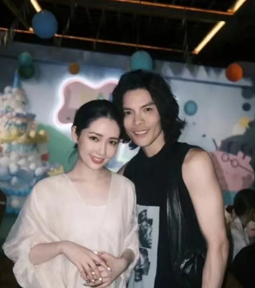 明眼人都看得出来，郭碧婷对向佐有多包容，她放弃自己的事业，相夫教子，真的很了不起