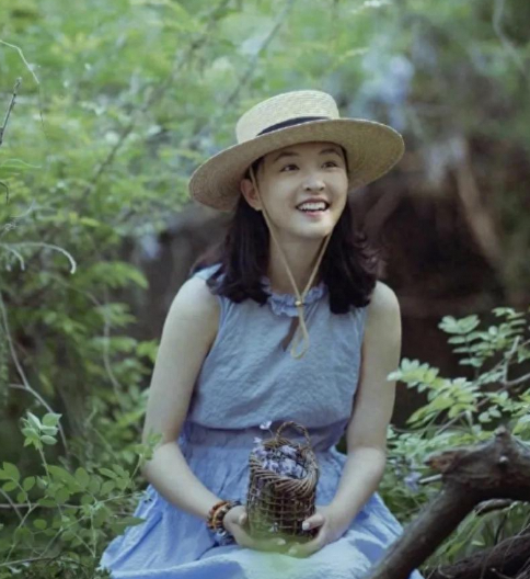 32岁吴倩离婚后惊艳蜕变，紫藤花下素颜美出新高度