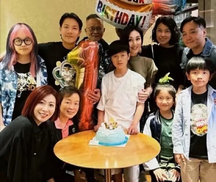 杨千嬅儿子好帅，13岁身高超170、一年长10cm，大鼻子和爸爸一样 ​​​