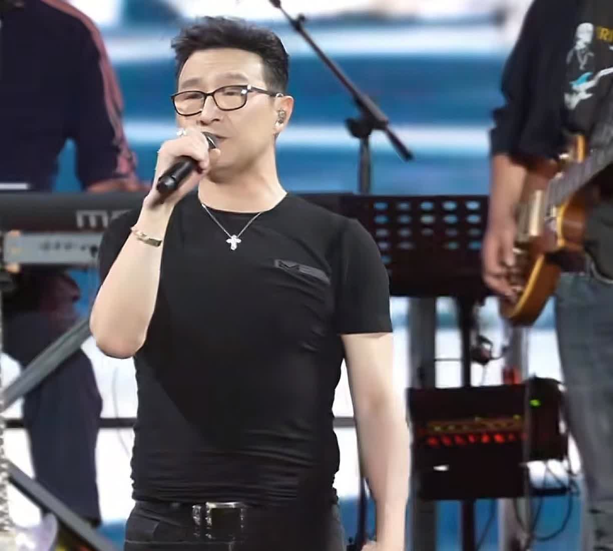 汪峰真的非常优秀，50几岁了，身材还管理得这么好，精气神也非常足，虽然经历过那么