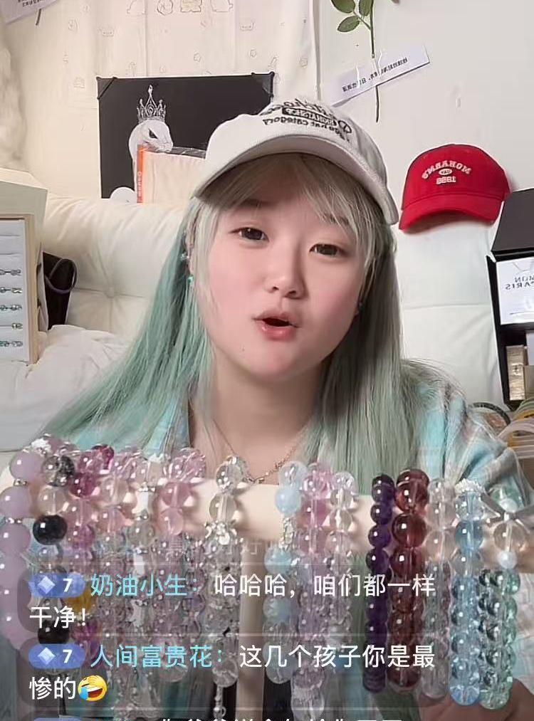 7月4日，就是刚刚，谢广坤女儿唐墩墩出现在直播间，当有网友说：让你爸带着你直播吧