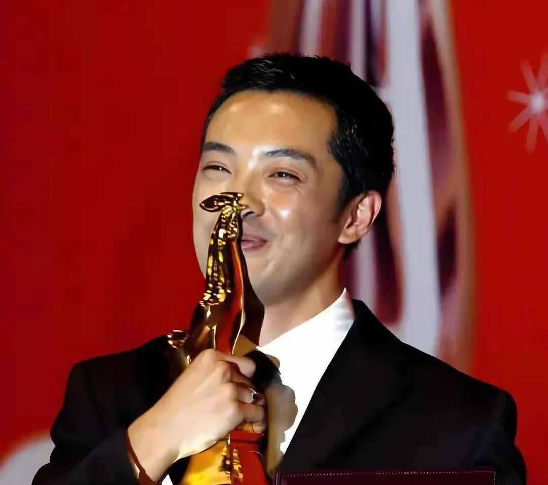 饶敏莉：17岁登上春晚，当老师“包养”影帝12年，如今却选择离婚