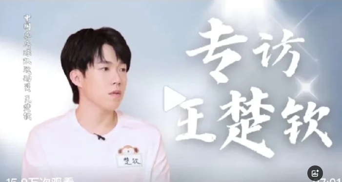 新华社把楚钦的采访置顶了，就连外交官赵立坚也转发了采访！真是根正苗红正向标！[赞