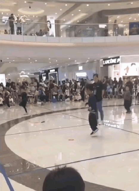 小孩儿哥比赛中裤子掉落，坚持完赛拿下亚军！