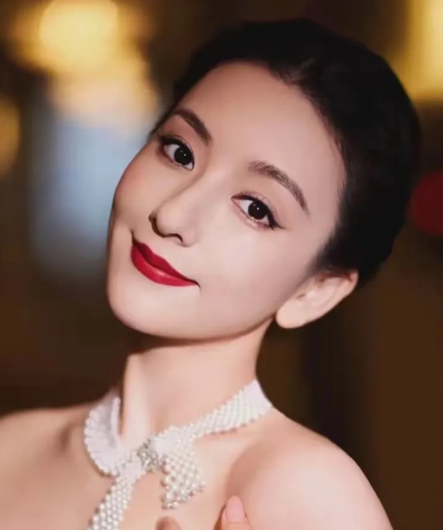 确定了，
方媛，
大概就是郭富城这辈子，
娶了的最美媳妇。
她很优秀，
上得了厅