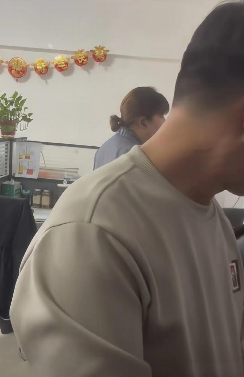 研发想增编一个资深的工程师，结果在招了两周后一点进展没有，技术副总把hr总监、部