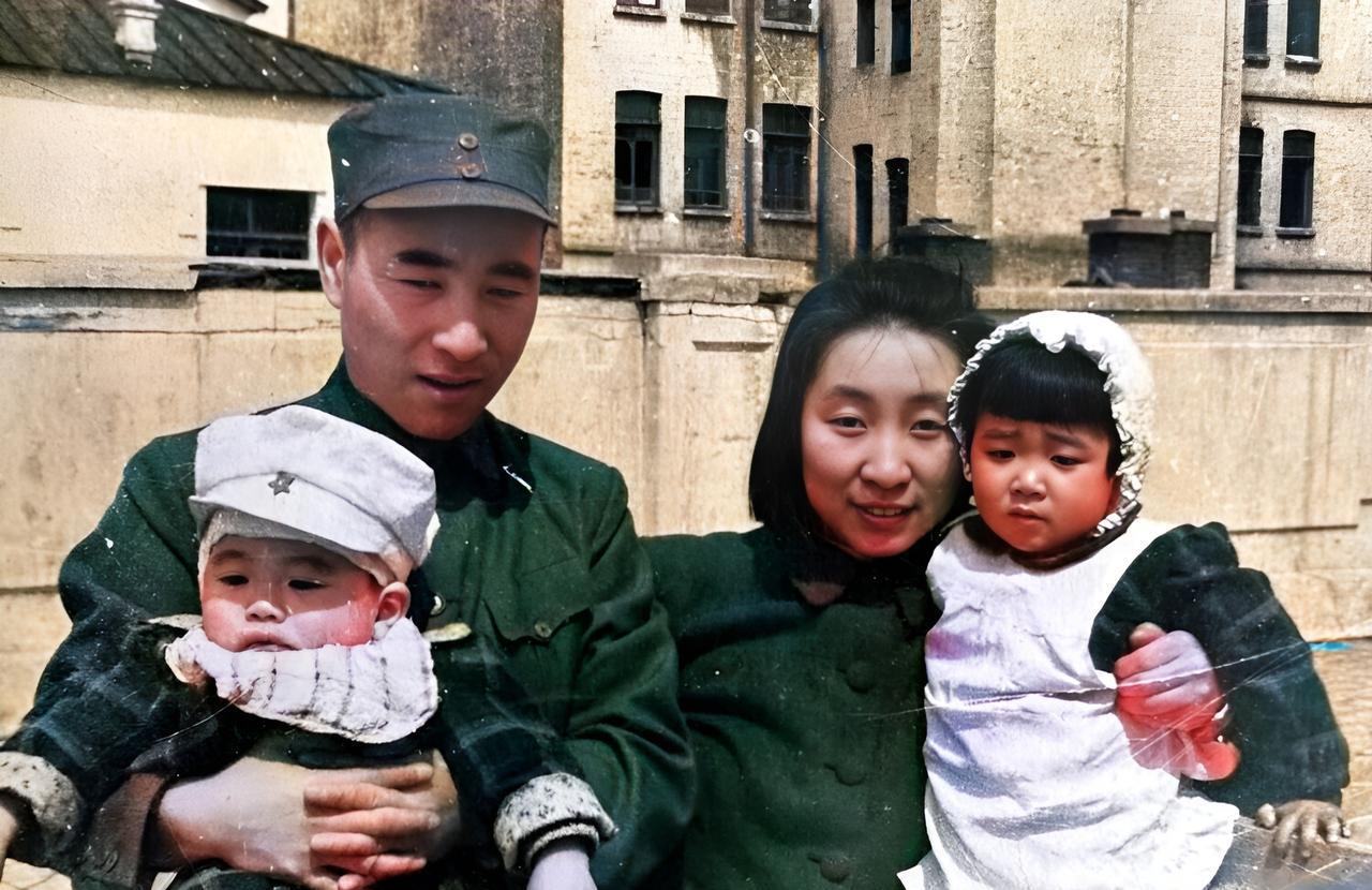 一九四八年，东北，一家四口温馨甜蜜地在一起。此时，谁又能料到，23年后，一家四口