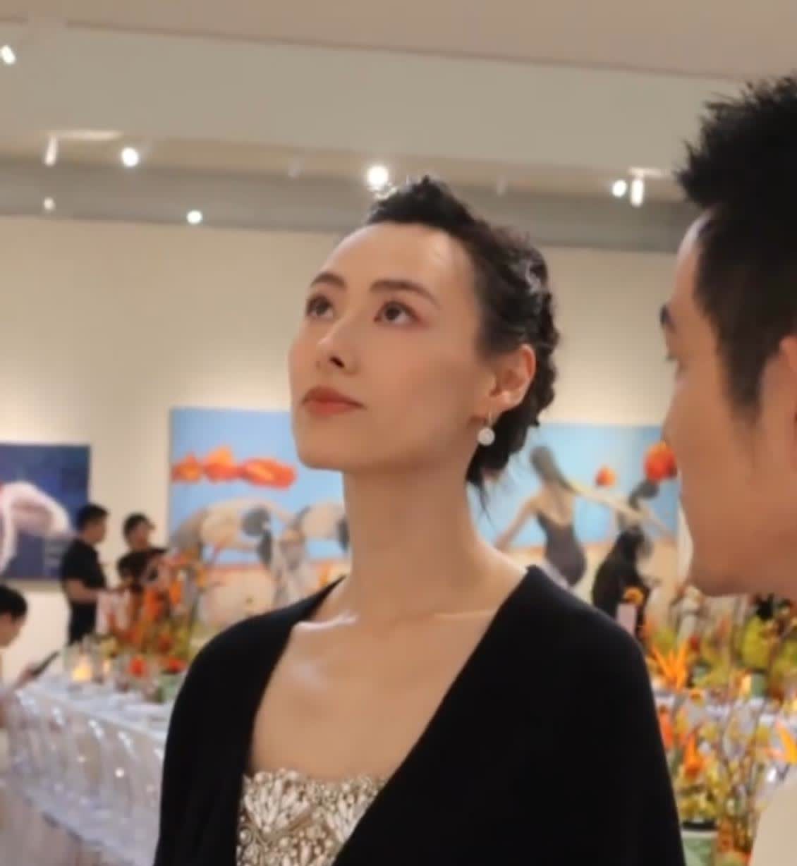 梁洛施应该感谢李家不娶之恩，如今36岁美若20岁小姑娘，和导演马浴柯甜蜜牵手，令