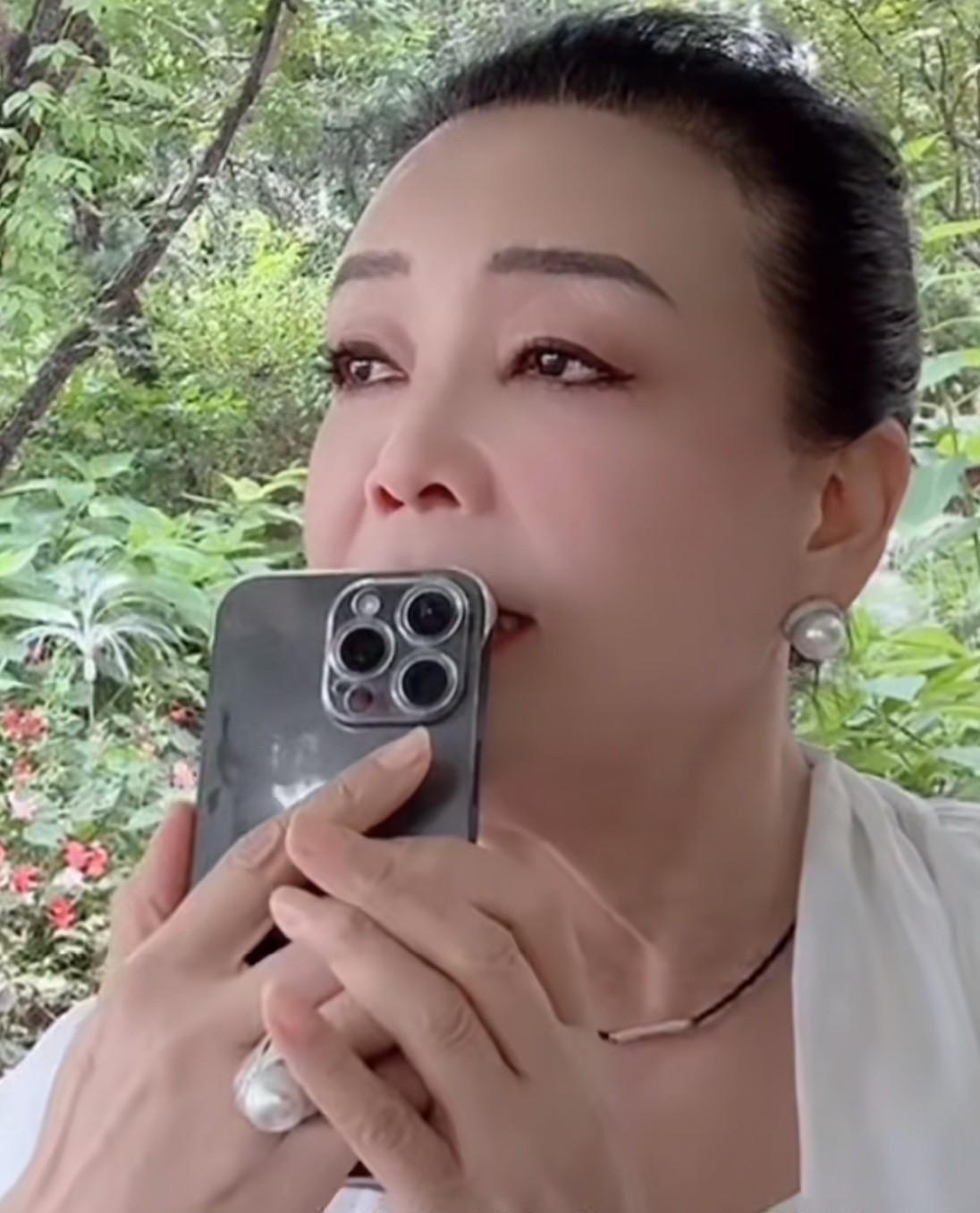 难怪老话说：老小孩！说一个人年龄大了就会变得有点孩子气了！
看看张兰，一上来直播