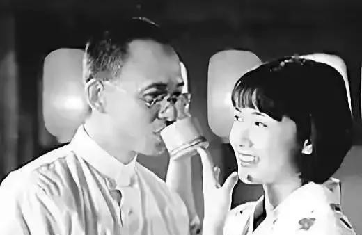 1948年，1名50多岁的日本女子，领着5个孩子，去郭沫若家敲门。郭沫若妻子于立