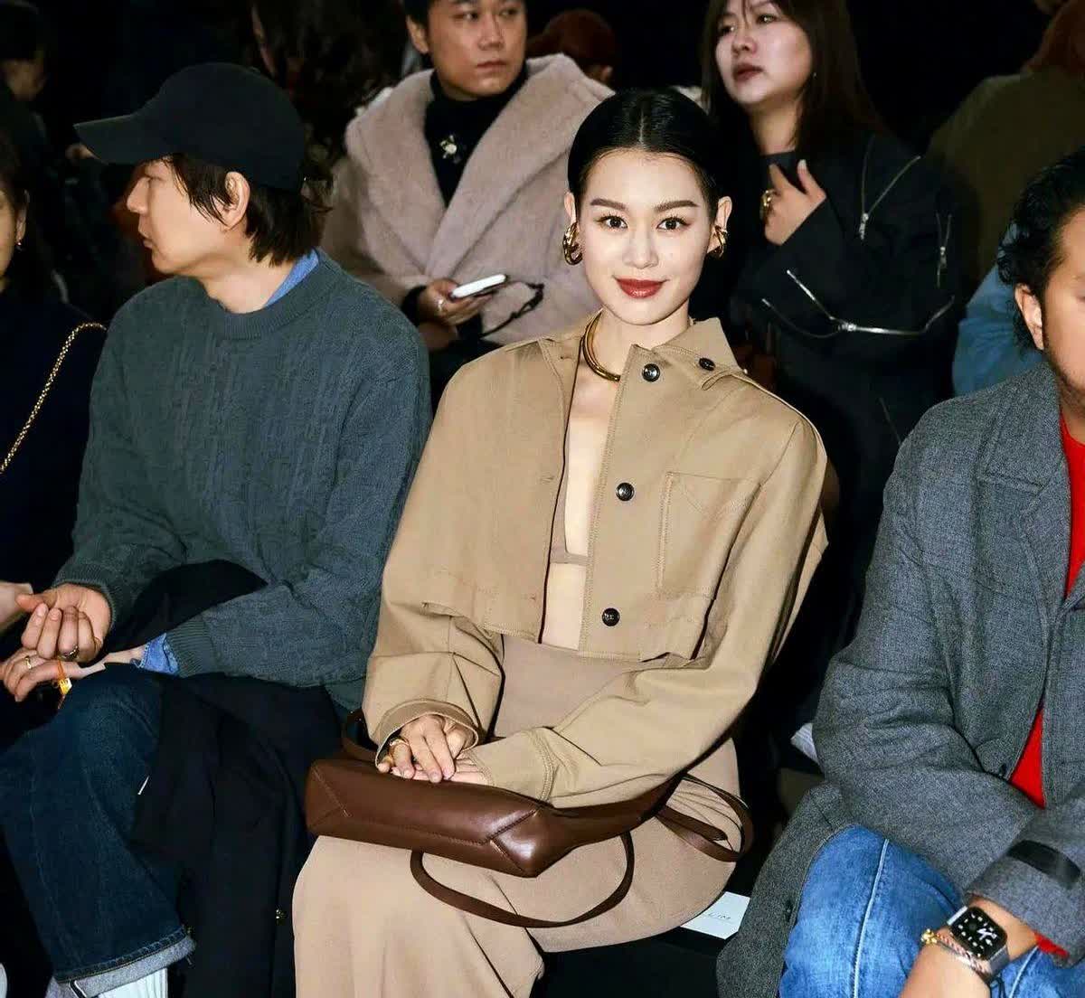 胡杏儿，她可是个狠人！

当年她可是港科大的学霸！

主修生物化学！

