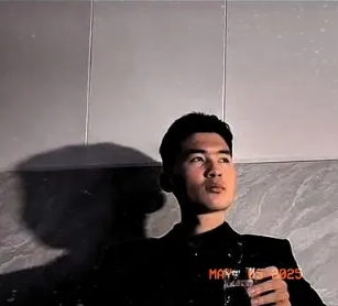 所谓的“认亲”，竟成了这般模样！谢浩男父子那看似感人的认亲场面，背后实则是生意人