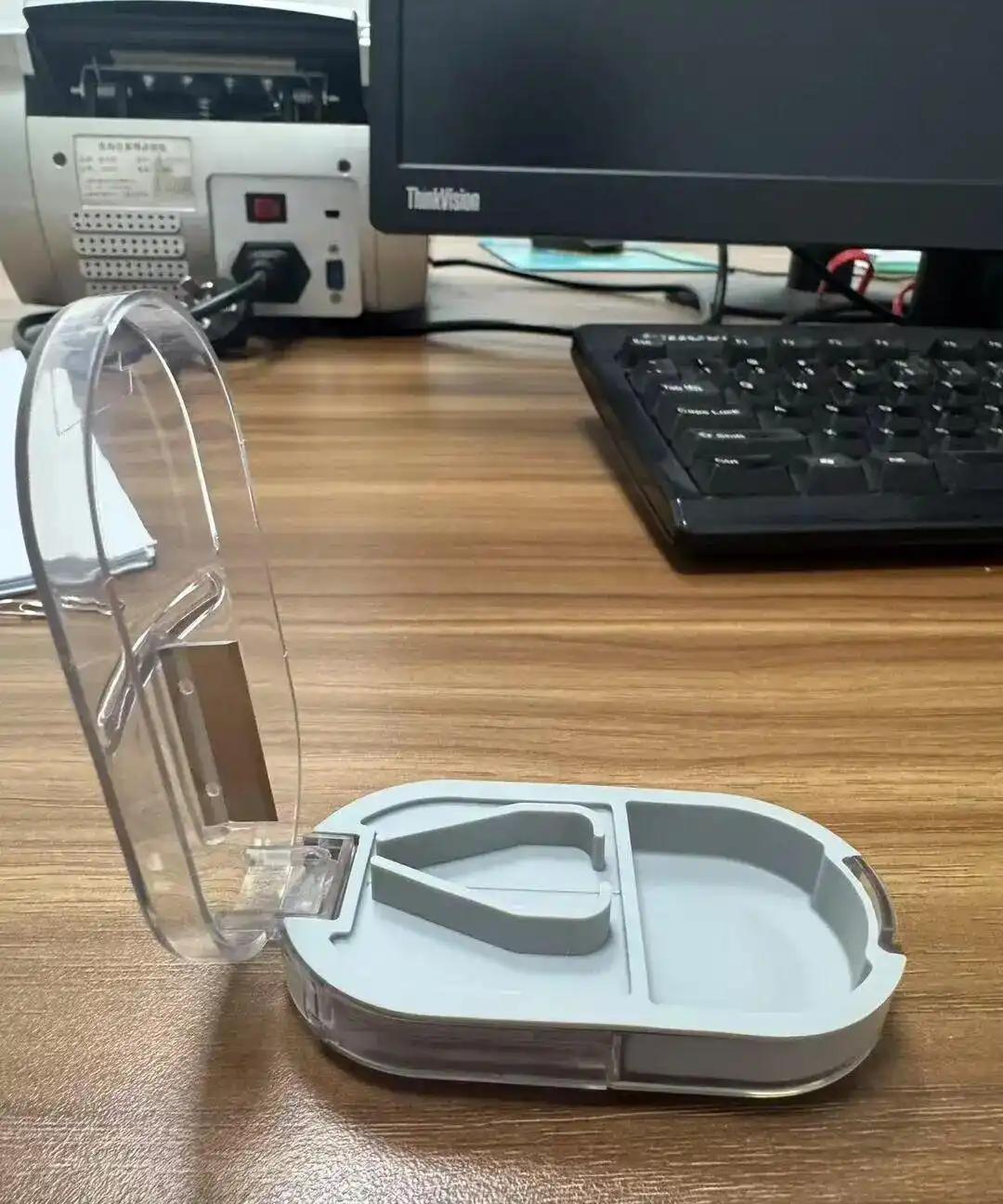 上海一月嫂拿着药品切割器逗雇主家孩子玩耍，结果不慎将孩子的手指割伤。雇主当场报了