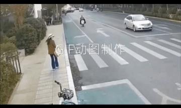 都是黄色上衣，都是蓝色裤子，就这么儿巧了，一个逆行，一个没有想到还有逆行骑电动车
