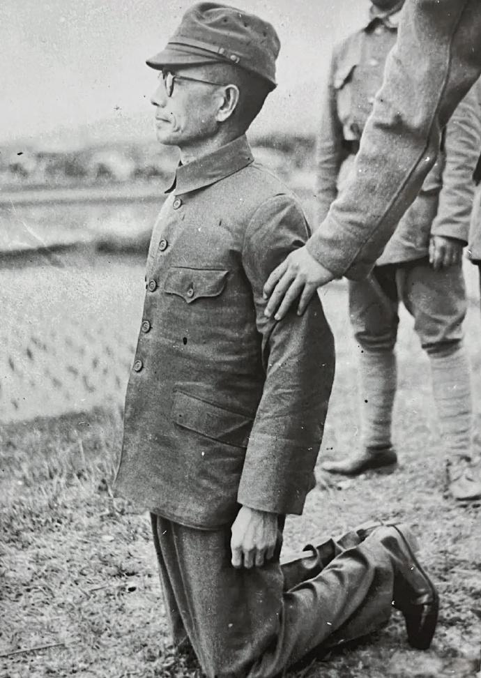 1947年，一个日军中将被执行枪决。然而，连中三枪他都没死。突然，监刑军官对开枪