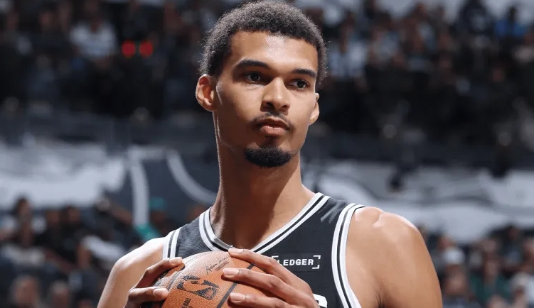 今天NBA常规赛，马刺以105-106不敌灰熊。
本场比赛，马刺球员维克托-文班