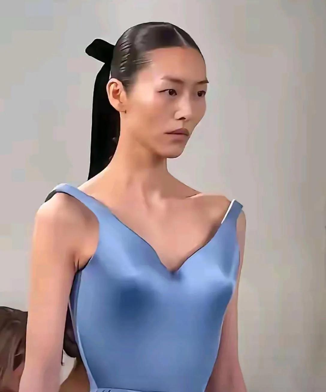 镜头中的刘雯发如黑缎，身姿曼妙，眉若远黛，肤色偏黑，修项秀颈，或许是没有唇珠的缘