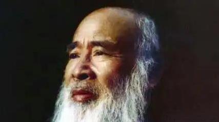 1952年的一天，18岁的山田喜美子在53岁的张大千面前褪去衣衫，红着脸说：“先