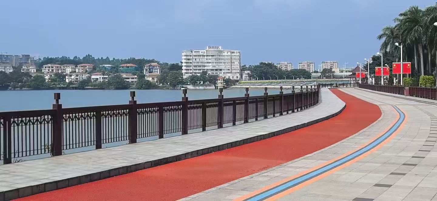 东莞市南城街道水濂湖公园焕新了，全新环保全塑胶跑道，骑行道，慢行步道，泾渭分明，各行其道，欢迎体验！