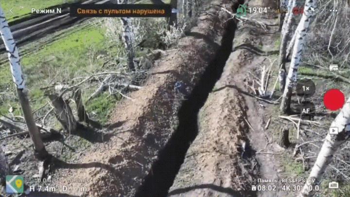 俄军一架Mavic 无人机发现乌军一架光纤FPV无人机在俄军战壕上方飞行、企图实