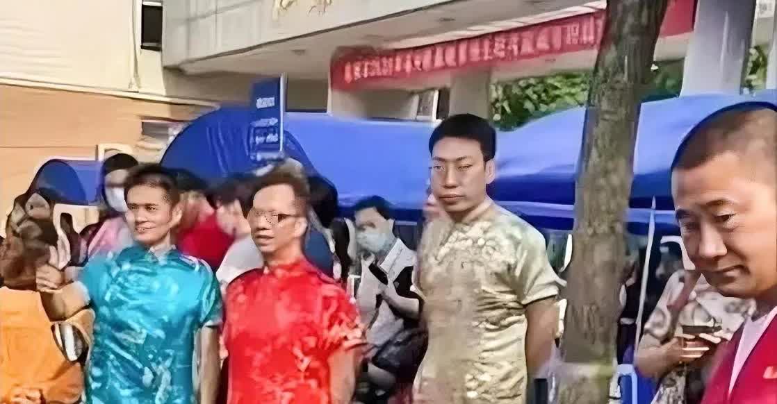 现在考场外面的家长，

真是越来越奇葩了。

见过妈妈穿旗袍、奶奶穿旗袍