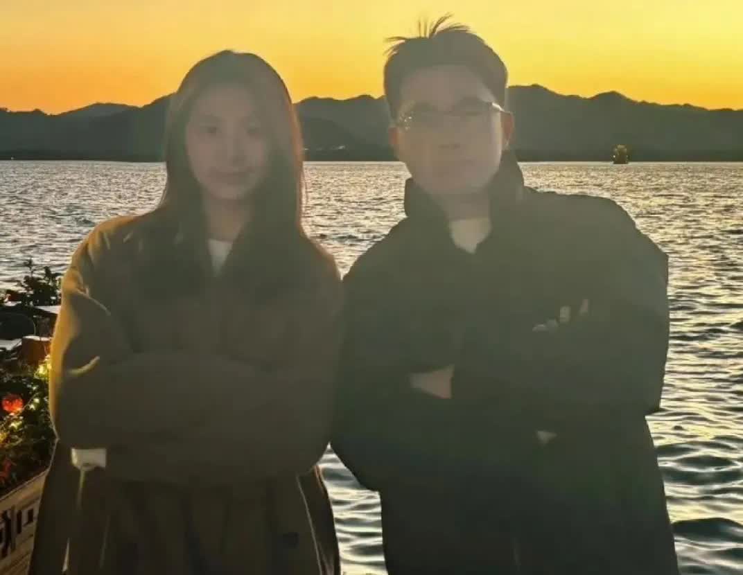 一直以为陈熠是独生女，原来她还有个哥哥。据说，陈熠小时候身体很弱，为此，她的父母