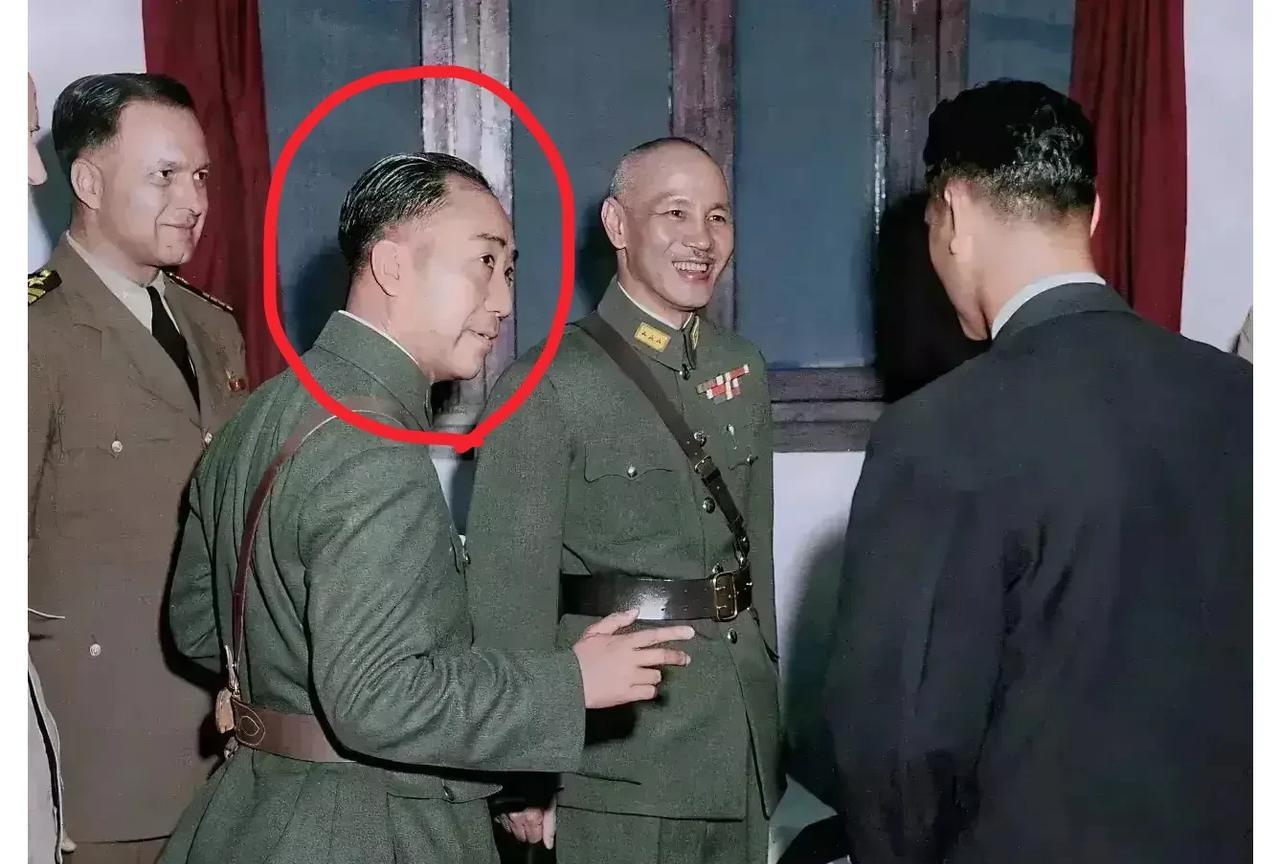 一张摄于1943年重庆的老照片，大家看看这位侧脸的男子是谁？这不是演戏，也并非某