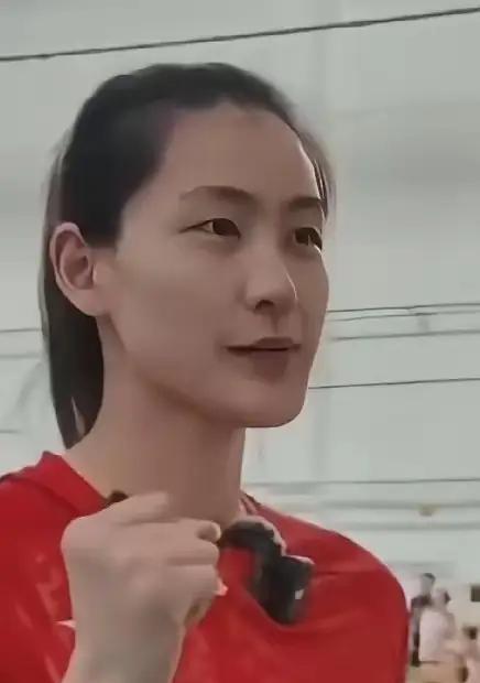 江苏女排四强精英赛2：3福建女排的表现，就是国家队目前状态的缩影。
一传满天飞，