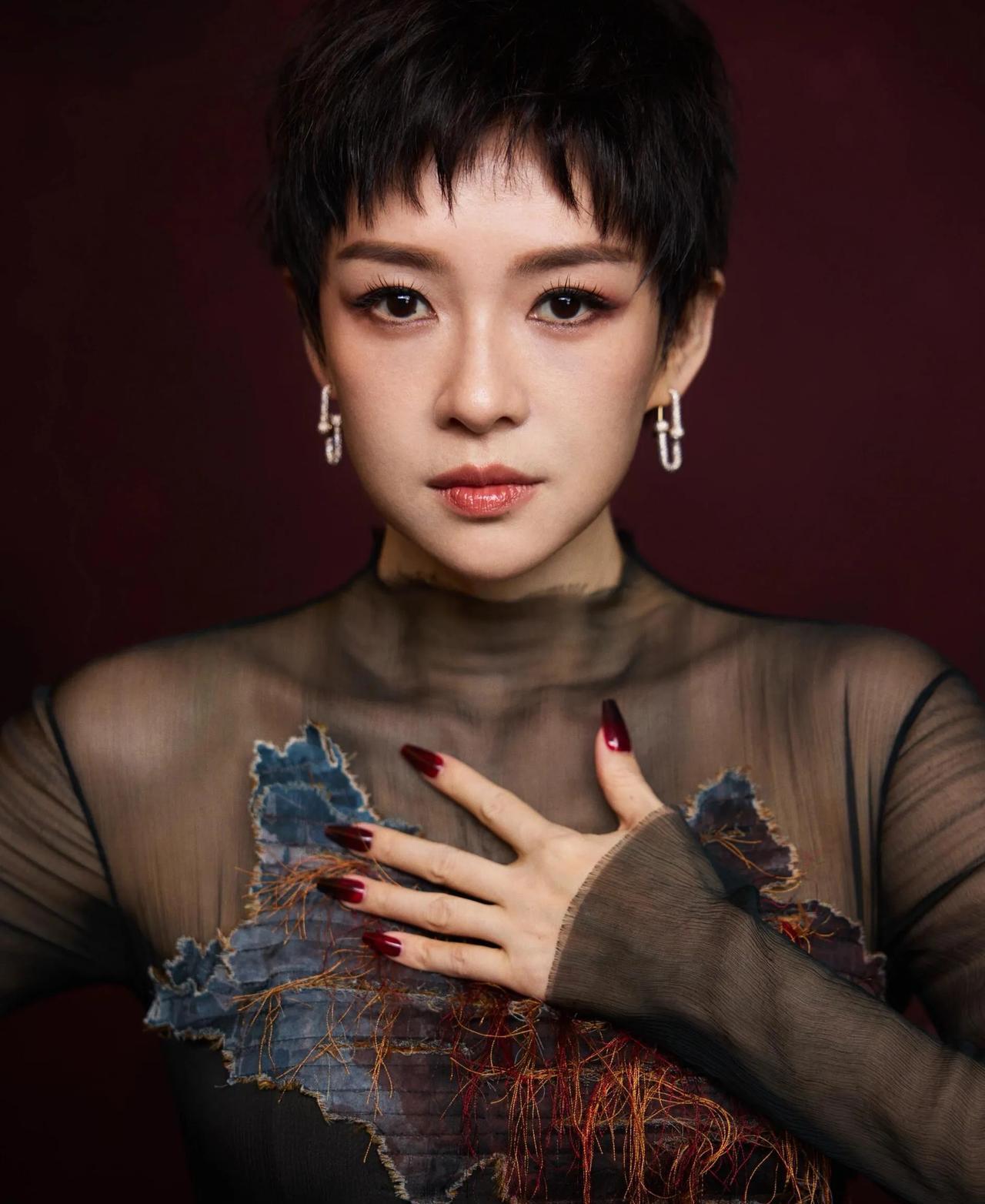 章子怡迎来事业第二春！新片《酱园弄》马上上映，她不停蹄的做着宣传。这次短发造型帅