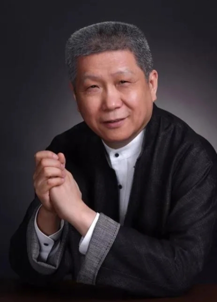 有一次，马未都的一位朋友要去国外留学，走之前请大家吃饭。因为太高兴，点菜时候没看