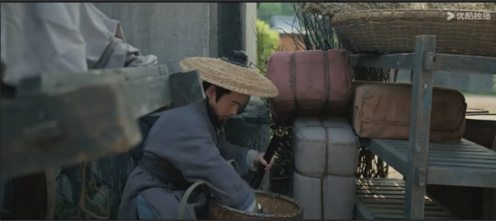 第八集开头高明师傅追马车这一段，他到底要杀的是谁？第一次我以为是平津侯，可是现在
