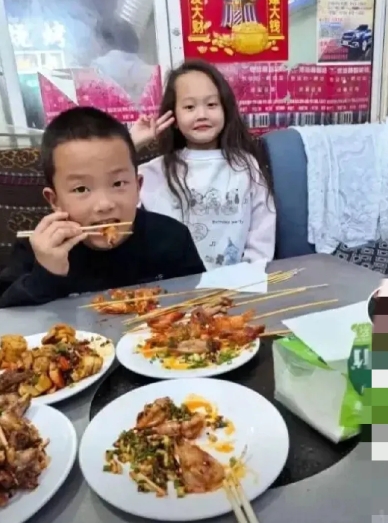 贵州32岁父亲带着儿女玩乐于5月21日，没想到第二天凌晨喂孩子农药，导致两名孩子