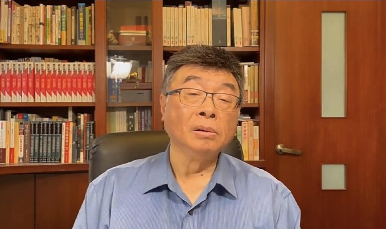 邱毅应该公开向朱立伦道歉
当朱立伦说他不选的时候，邱毅还说朱立伦这是以退为进，说