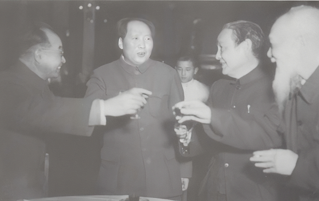 1943年，毛主席正在延安中央党校讲课，突然陈赓站了起来，也不喊报告，直奔主席台