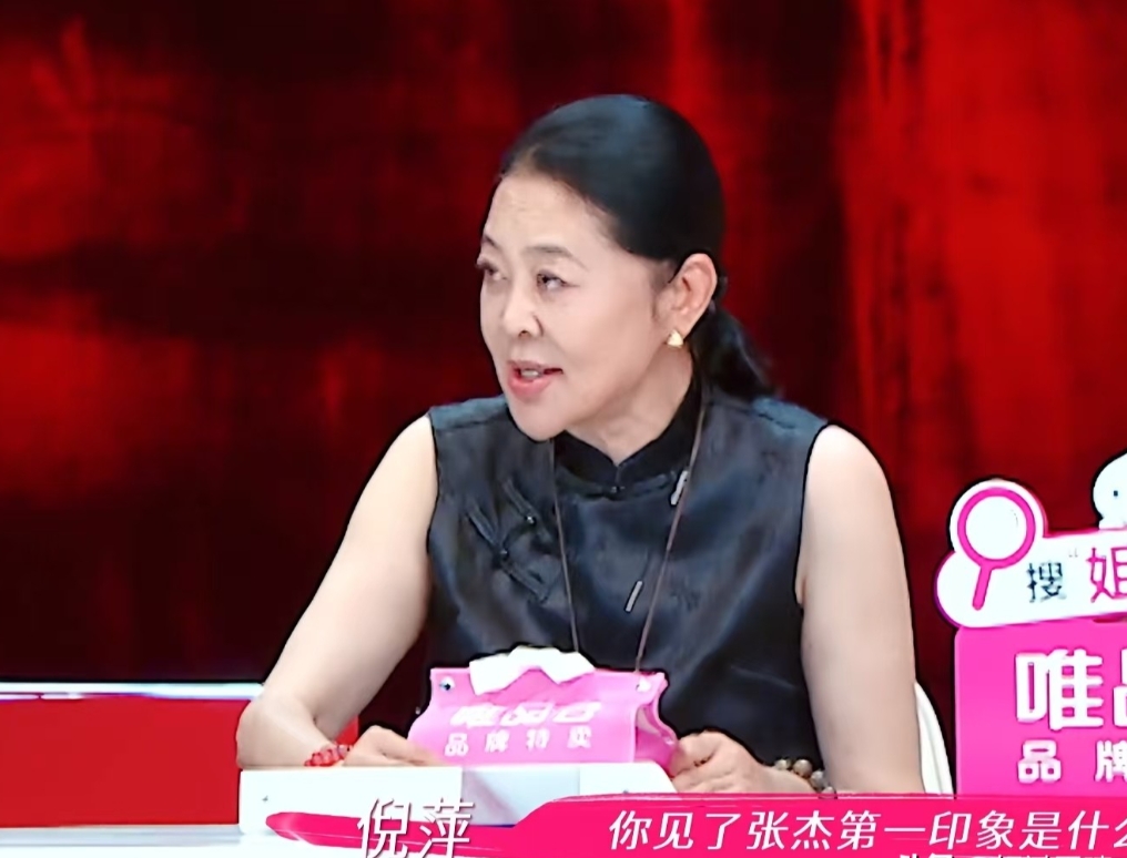 谢娜的表哥说：“我和张杰第一次见面是在KTV。”倪萍：“你见到张杰的第一印象是什