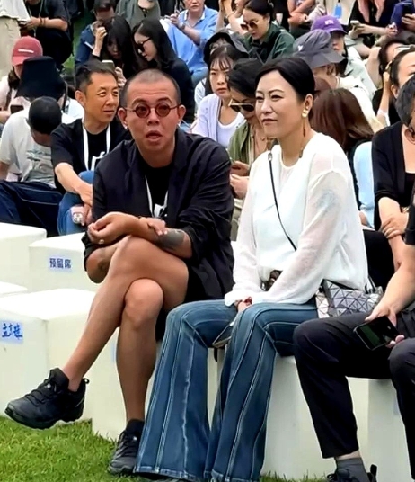在秦皇岛出席活动的郝蕾老师，这姐姐骨子里就有股飒劲儿